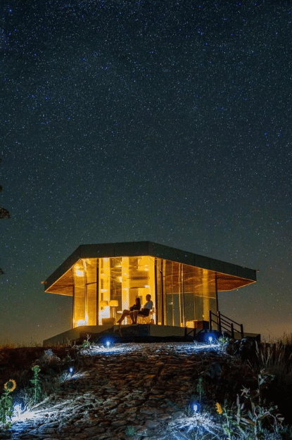 Alojamiento para ver las estrellas en la Casa de Cristal del Desierto de Gorafe La Casa de Cristal del Desierto de Gorafe con un cielo lleno de estrellas